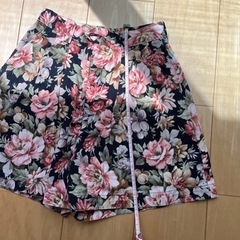 St. Thomas ショートパンツ　黒地　花柄の画像