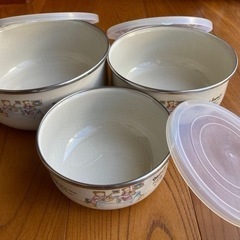 お皿5枚と保存容器3個　セットの画像