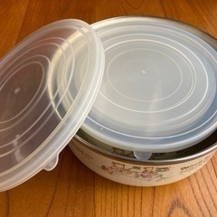 お皿5枚と保存容器3個　セットの画像