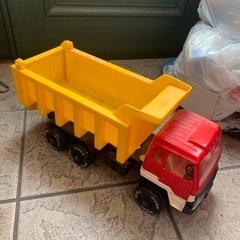 ダンプカーのオモチャ