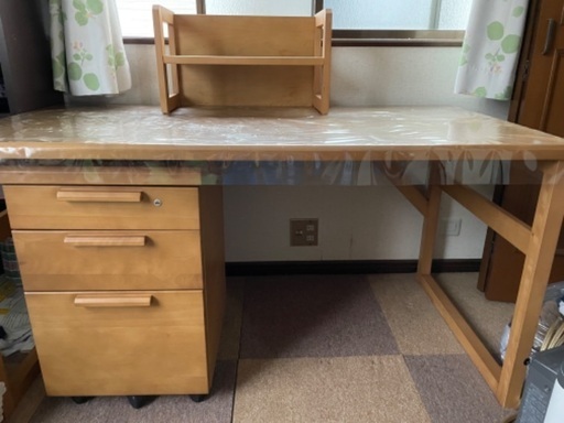 広々した学習机　135㎝×70㎝　超美品　ワゴン　本棚　オマケ　椅子
