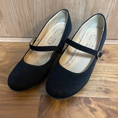 黒のストラップパンプス　23.5cm
