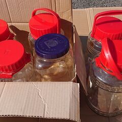 🔴梅干しや果実酒用のガラス瓶です❗ 🔴8L￥500、5L￥400、4L￥300、2L￥250、1L￥200今なら各種ありますの画像