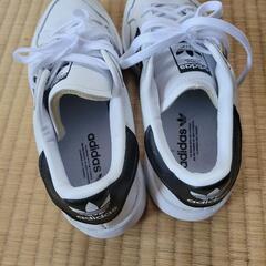 adidasスニーカー22センチの画像