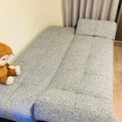 背もたれと肘掛けが動くソファベッドの画像