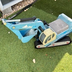 子供が乗るショベルカー　