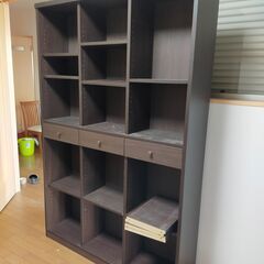 がっしりした本棚です。