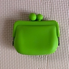ショルダーバックとがま口財布の画像
