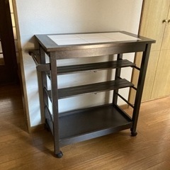 キッチンワゴン　
レトロ可愛い