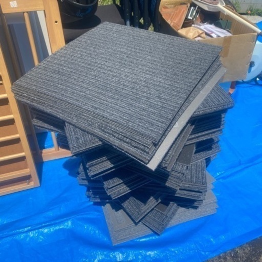 中古　タイルカーペット