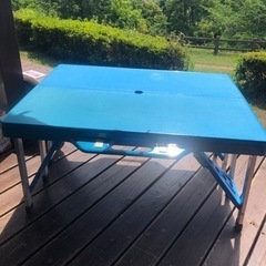 折りたたみ式キャンプテーブルの画像