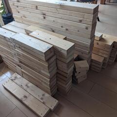 2x4木材たくさん。DIYのほか、キャンプの薪、焚き木にもどうぞ　