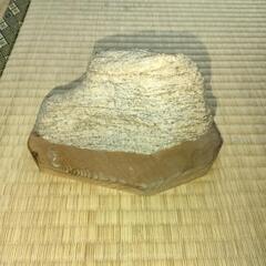 【１．６ｋｇ！希少！】南極の石（中）手作りの台座付きの画像