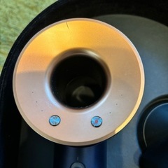 ダイソンドライヤー　アタッチメントと専用台付きの画像