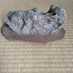 【２．５ｋｇ！希少！】南極の石（中）手作りの台座付きの画像