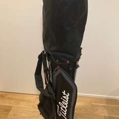 タイトリストのゴルフバッグととりあえずのゴルフセットの画像
