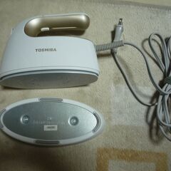 東芝小型衣類スチーマー　８０００円ぐらいの品