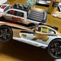 おもちゃ、動く車の画像