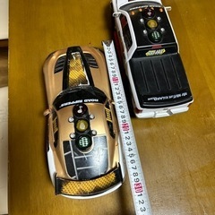 おもちゃ、動く車の画像
