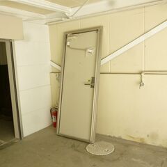 YKK APのドア。無料でお譲りします。受け渡しは、5/5(日)～5/10(金)、松山市萱町です。の画像