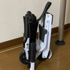 折りたたみキックボードの画像