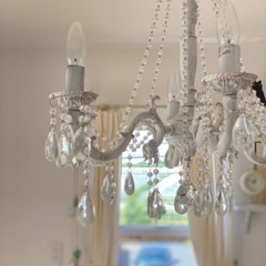 フレンチシャビーシックなシャンデリア　照明器具の画像
