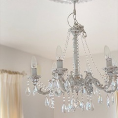フレンチシャビーシックなシャンデリア　照明器具の画像