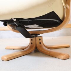 北欧ノルウェーのメーカーHjellegjerde(イエリアーダ)本革リクライニングチェア&オットマンです。上質なレザーと北欧スタイルのデザインがモダンなパーソナルチェアです。の画像