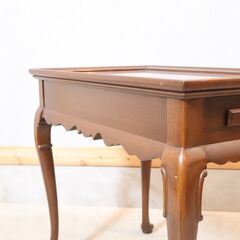 IDC OTSUKA(大塚家具)取り扱いのアメリカの人気ブランドETHAN ALLEN(イーセンアーレン)社のクラシックなトレー付サイドテーブルです。アンティーク調で優雅な猫脚のリビングテーブル♪