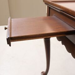IDC OTSUKA(大塚家具)取り扱いのアメリカの人気ブランドETHAN ALLEN(イーセンアーレン)社のクラシックなトレー付サイドテーブルです。アンティーク調で優雅な猫脚のリビングテーブル♪