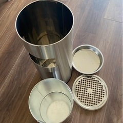 「受付中止中」ほぼ未使用！ゴミ箱付き　灰皿の画像