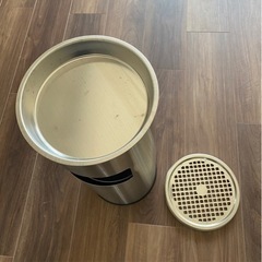 「受付中止中」ほぼ未使用！ゴミ箱付き　灰皿の画像