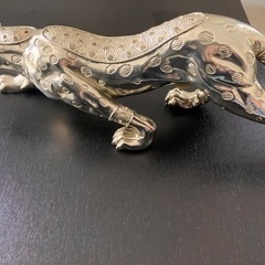 ヒョウの置物の画像