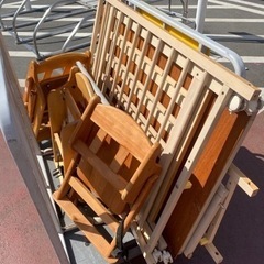 ベビーベッドと椅子の画像