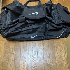NIKE 都内専門店仕様　　長期滞在型　特大バッグ　　1回使用　美品