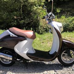 50cc原付バイク中古です（現状渡し）ヤマハのビーノにデザイン似てますよꉂꉂ(ｰᗜｰ◍)でもビーノより車体がちょっと大きめです！中々あまり同じ車体走ってないので人と被らなくて良いですよ👍✨オシャレな外車の原付バイク！ハザード、盗難防止スイッチ有り！✨走りも今の所Goodに爽快に走ります💨💨👍！🎶一部地域配達料金別途頂きますが配達も可能ですので配達ご希望の方は、希望の場所をコメントして来て下さいね🙇‍♀️出品の内容をよくご理解の上の購入宜しくお願いいたします。コメント逃げは、やめて下さいねの画像