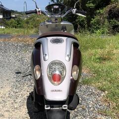 50cc原付バイク中古です（現状渡し）ヤマハのビーノにデザイン似てますよꉂꉂ(ｰᗜｰ◍)でもビーノより車体がちょっと大きめです！中々あまり同じ車体走ってないので人と被らなくて良いですよ👍✨オシャレな外車の原付バイク！ハザード、盗難防止スイッチ有り！✨走りも今の所Goodに爽快に走ります💨💨👍！🎶一部地域配達料金別途頂きますが配達も可能ですので配達ご希望の方は、希望の場所をコメントして来て下さいね🙇‍♀️出品の内容をよくご理解の上の購入宜しくお願いいたします。コメント逃げは、やめて下さいねの画像