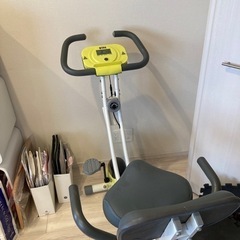 フィットネスバイク　収納時小型化可能の画像