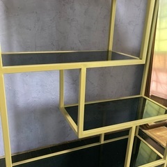 ガラス板のスチールラックの画像