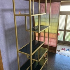 ガラス板のスチールラックの画像