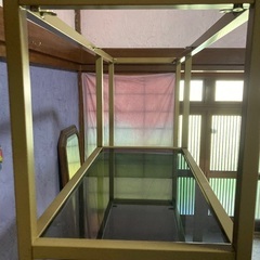 ガラス板のスチールラックの画像