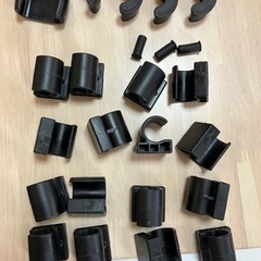 椅子を重ねて運ぶときに椅子が傷つかないようにするパーツ