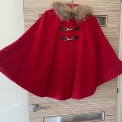 【ほぼ新品】クレデゾーン リアルファーバックルポンチョ、レッド、レディースコートの画像