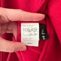 【ほぼ新品】クレデゾーン リアルファーバックルポンチョ、レッド、レディースコートの画像