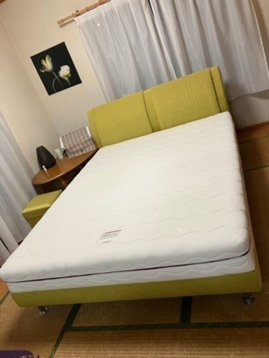 クイーンサイズベッド