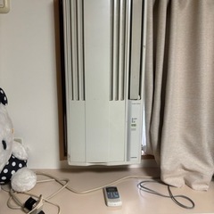 窓用エアコン取り付け枠金具付き。
