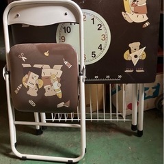 机とイス(幼児用)の画像