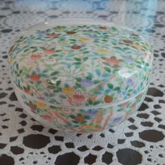 花柄プレート５枚（富永陶器製）と陶器の小物入れ２個の画像