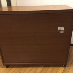 キャスター付き木目食器棚の画像