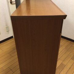 キャスター付き木目食器棚の画像